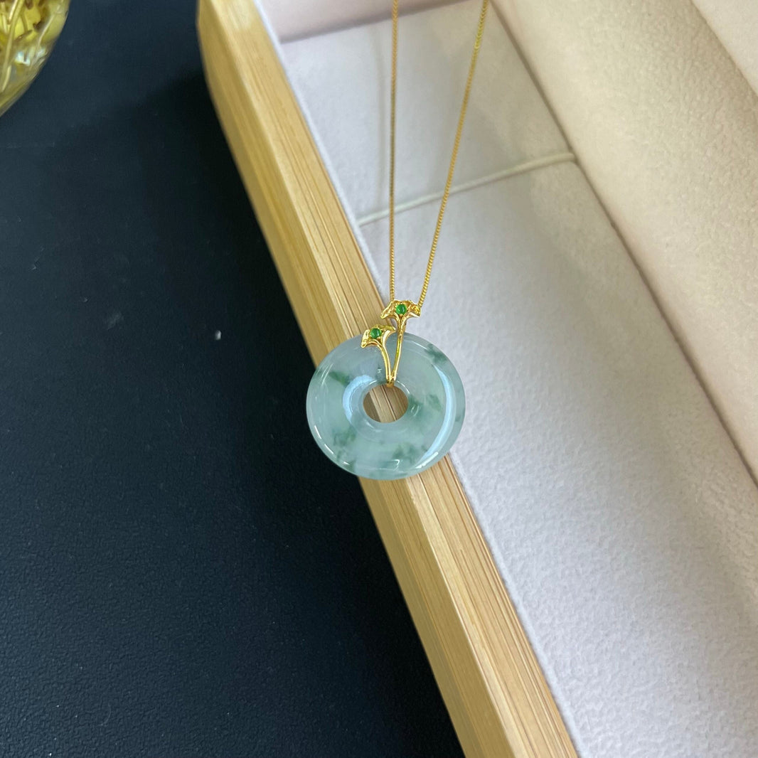 Colgante de jadeíta con placa wushi con flores flotando en el hielo - ZROLMA (DZ2024921001)