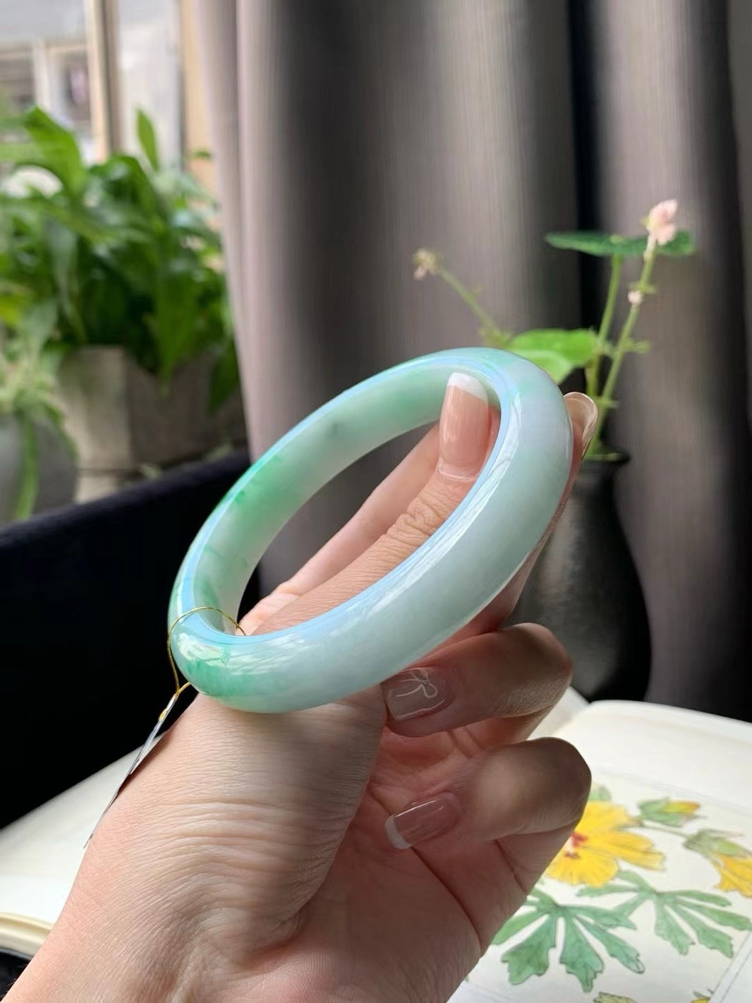 Pulsera verde con fondo blanco.-ZROLMA(SZ2024923001)